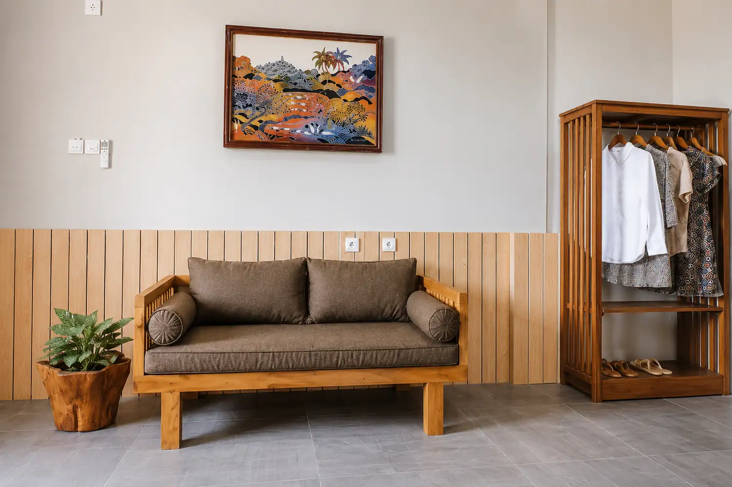Tempat duduk kayu jati di dalam rumah