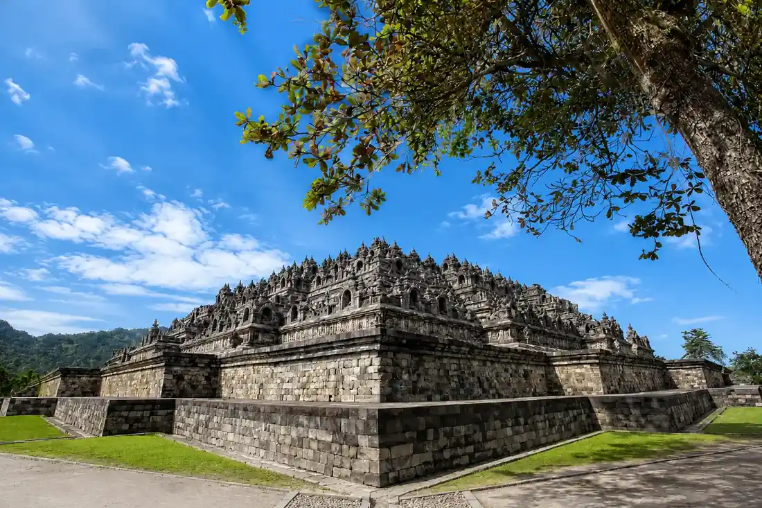 Candi Borobudur di bawah cahaya pagi