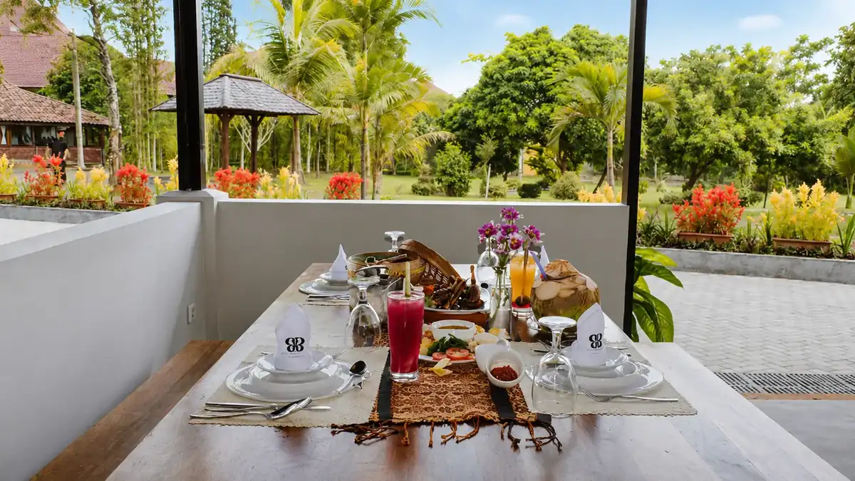 Sarapan disajikan di luar ruangan