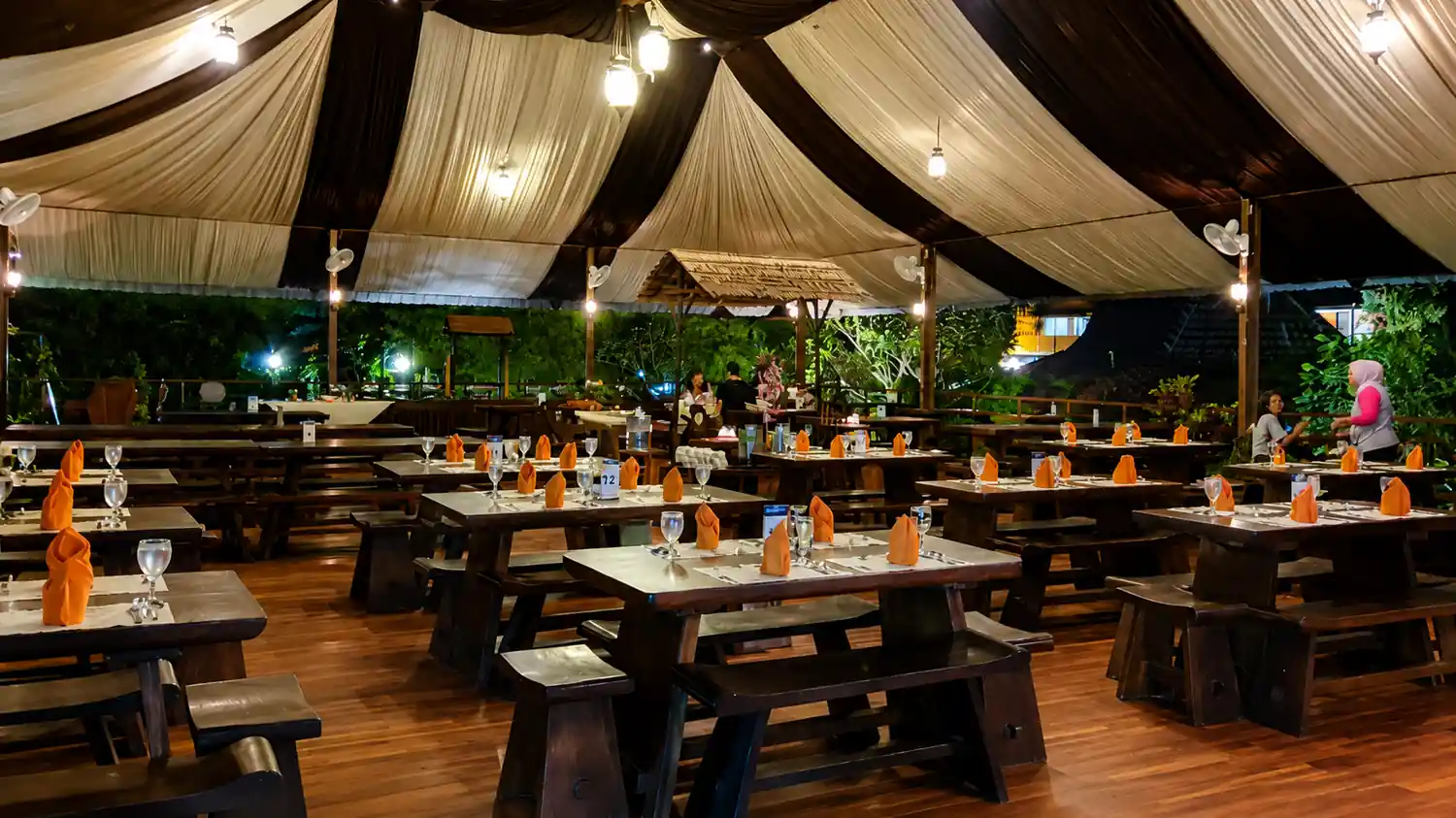 Suasana bersantap di BS Resto pada malam hari
