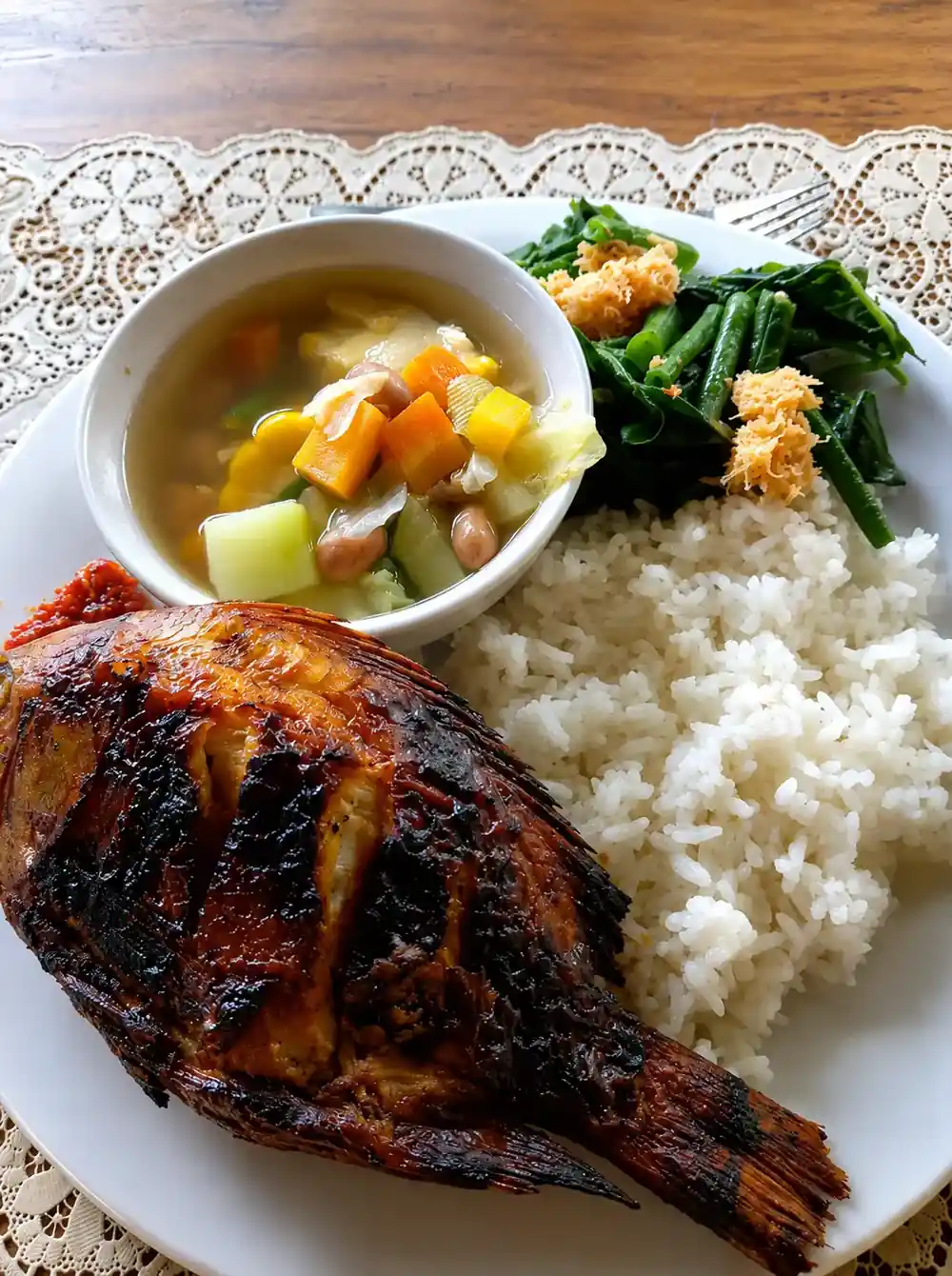 Ikan bakar dengan nasi, sup dan sayuran