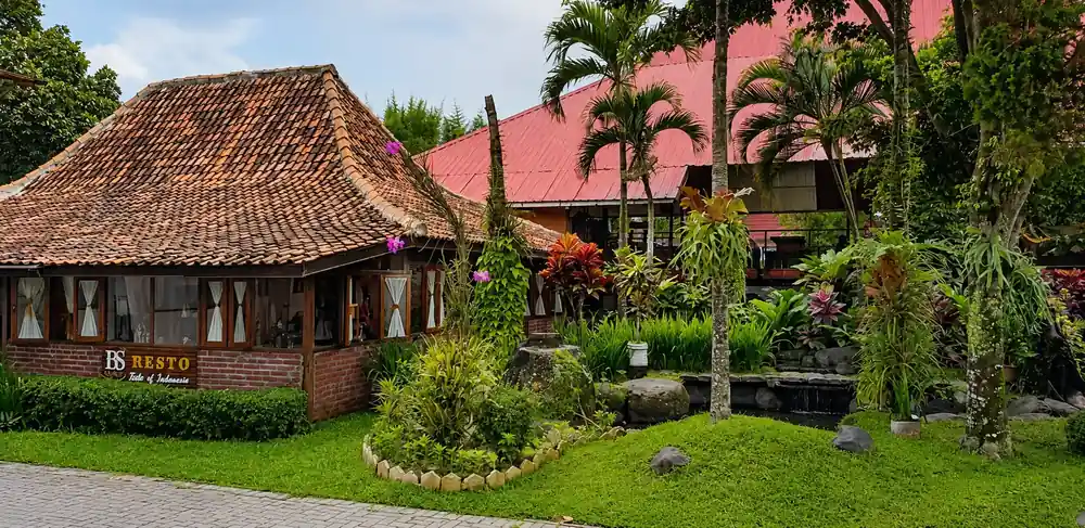 BS Resto dilihat dari taman