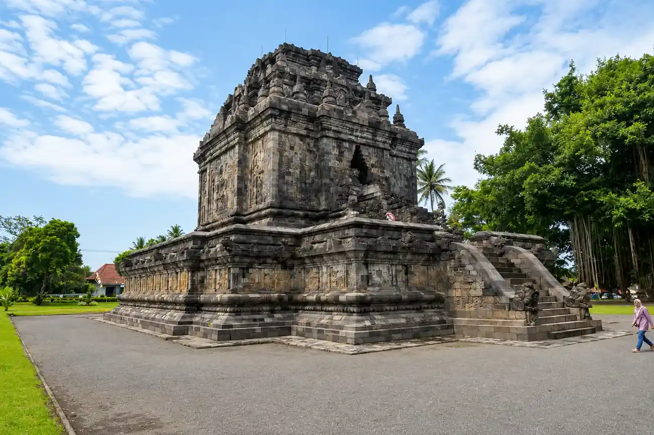 Candi Mendut dekat rumah kami