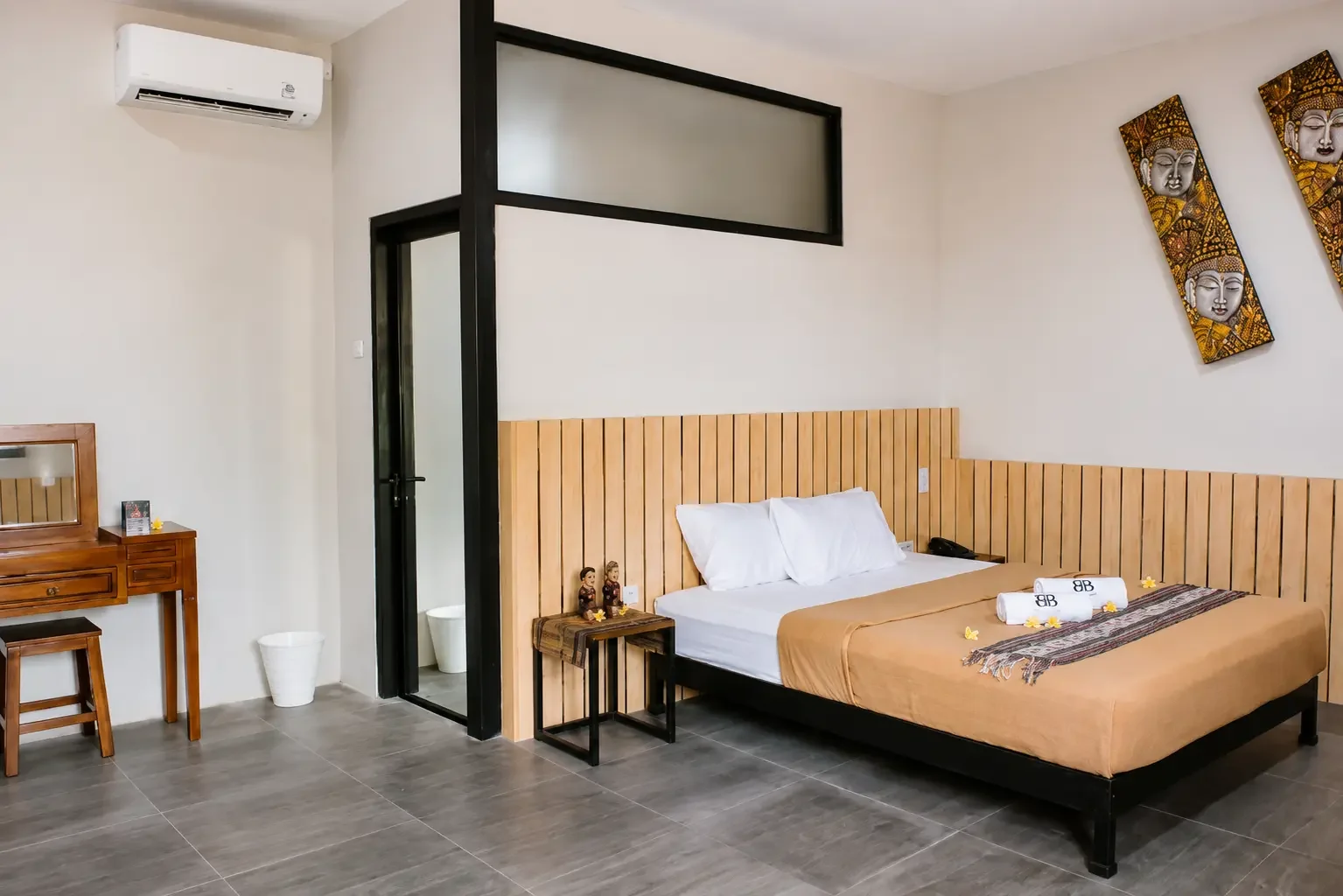 Kamar tamu dengan tempat tidur queen